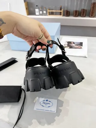 Prada Cloudbust Sandálias casuais de couro patentado preto com sola chunky de lug 3