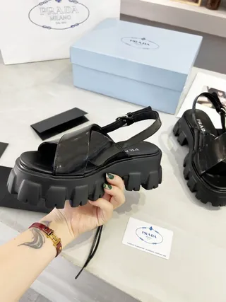 Prada Cloudbust Sandálias casuais de couro patentado preto com sola chunky de lug 4