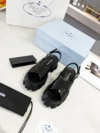 Prada Cloudbust Sandálias casuais de couro patentado preto com sola chunky de lug 5