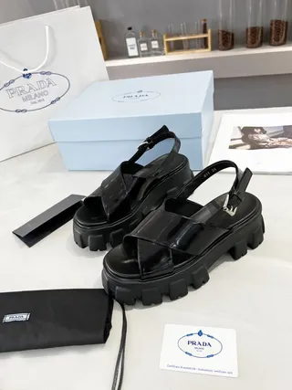 Prada Cloudbust Sandálias casuais de couro patentado preto com sola chunky de lug 6