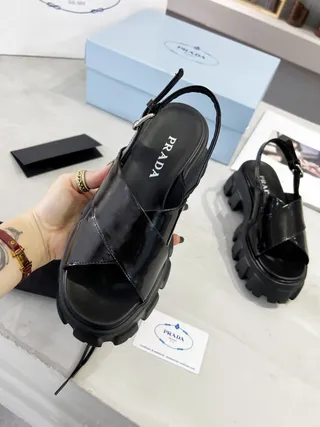Prada Cloudbust Sandálias casuais de couro patentado preto com sola chunky de lug 7