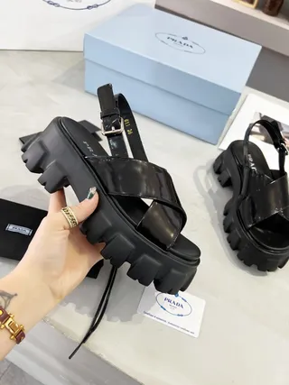 Prada Cloudbust Sandálias casuais de couro patentado preto com sola chunky de lug 8