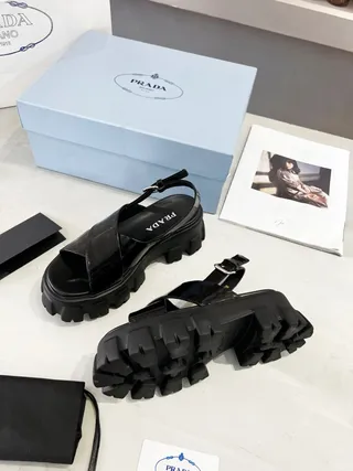 Prada Cloudbust Sandálias casuais de couro patentado preto com sola chunky de lug 9
