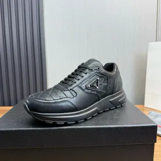 Prada Cloudbust Tênis Lifestyle de Couro Preto Matelassê com Placa de Logo Triangular