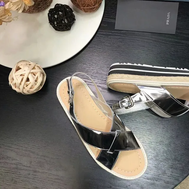 Prada Cloudbust فضي بيج معدني حزام متقاطع فام كاجوال صندل 3