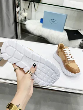 Prada Cloudbust حذاء رياضي بني وأبيض كبير الحجم 2