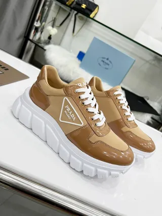 Prada Cloudbust حذاء رياضي بني وأبيض كبير الحجم 4
