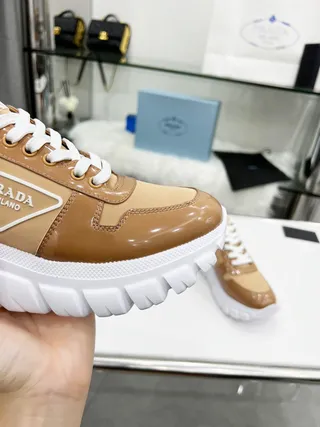 Prada Cloudbust حذاء رياضي بني وأبيض كبير الحجم 9