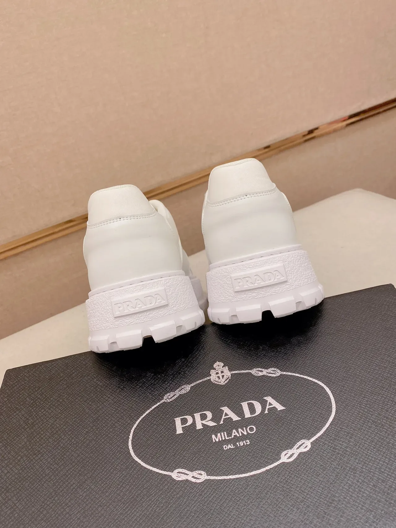 Prada Cloudbust सफेद लेदर-पैनल्ड प्लेटफॉर्म सोल चंकी स्नीकर्स 3