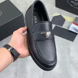 Prada Mocasín Negro Cuero Granulado Logo Triángulo Metálico Mocasín
