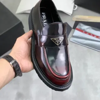 Prada Moc-Toe Loafers Burdeos y Negro Cuero Patentado