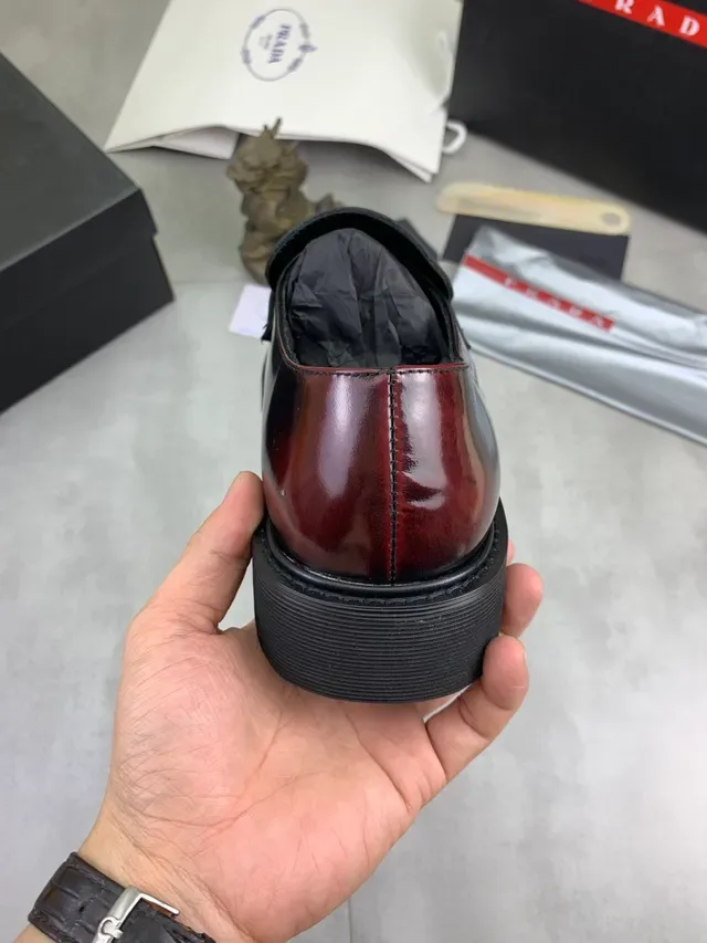 Prada Moc-Toe Loafers Cuir Verni Bordeaux et Noir 3