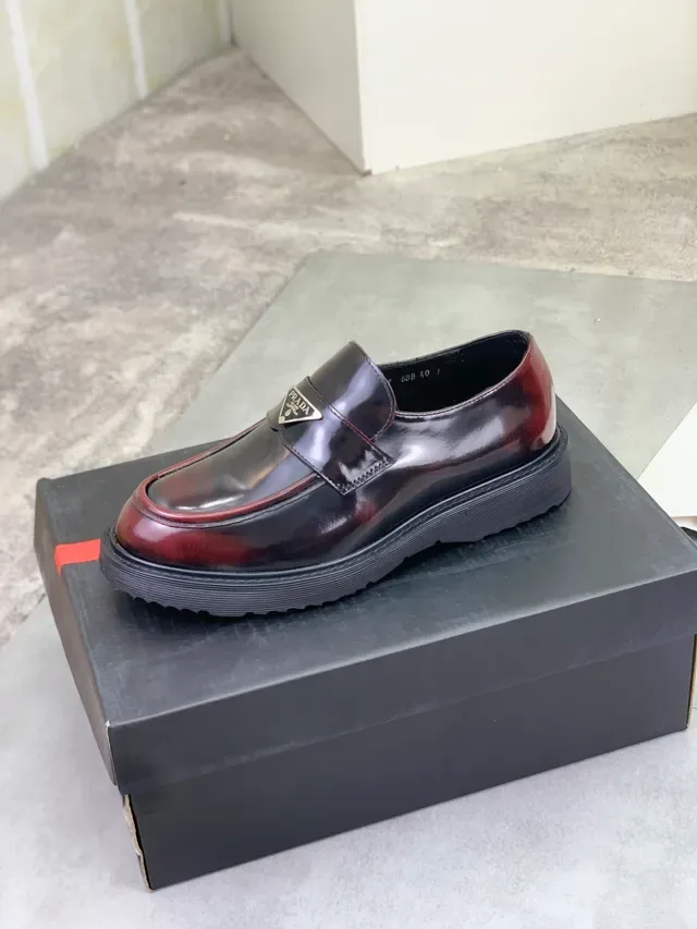 Prada Moc-Toe Loafers Cuir Verni Bordeaux et Noir 4
