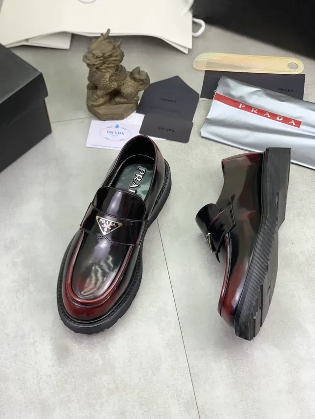Prada Moc-Toe Loafers Cuir Verni Bordeaux et Noir 5