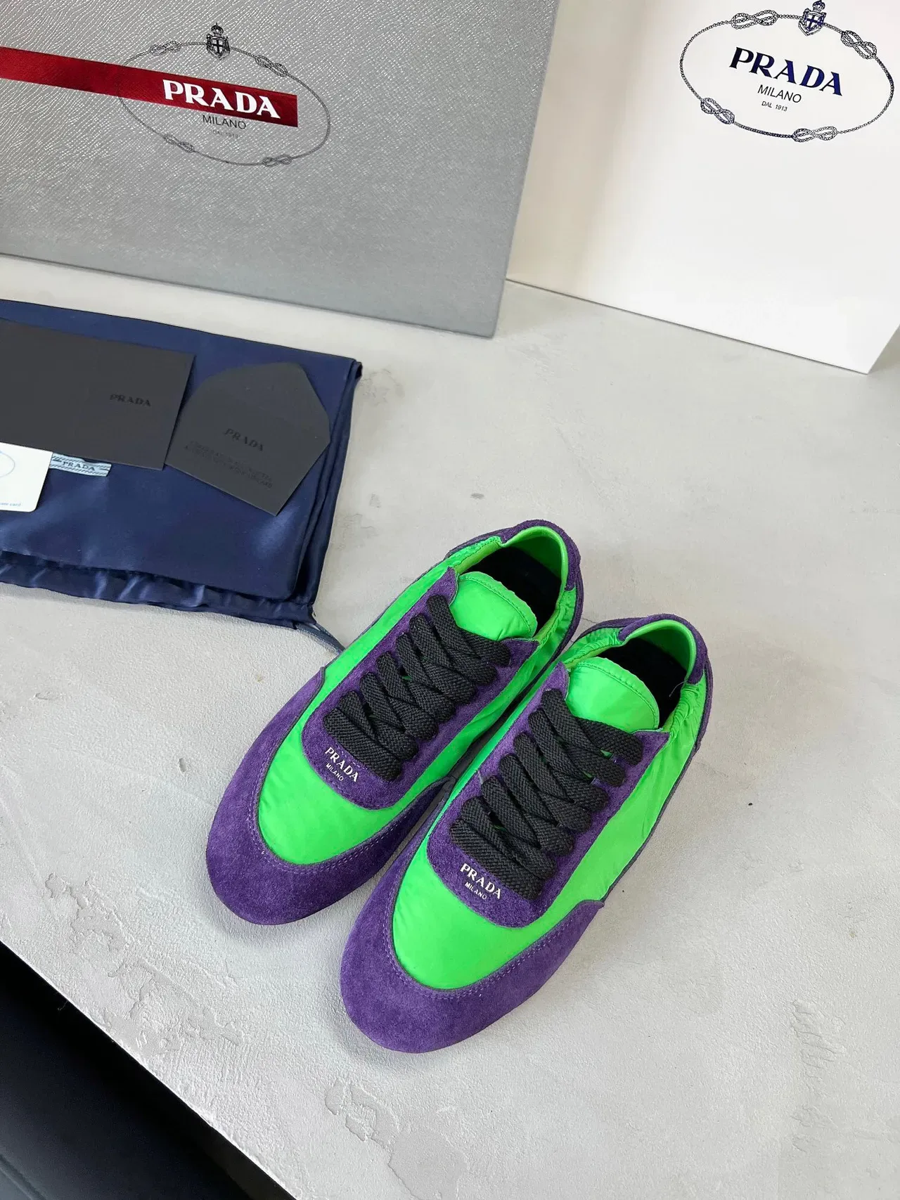 Prada Sneakers Lifestyle low-top en daim et nylon panelées en violet et vert 2