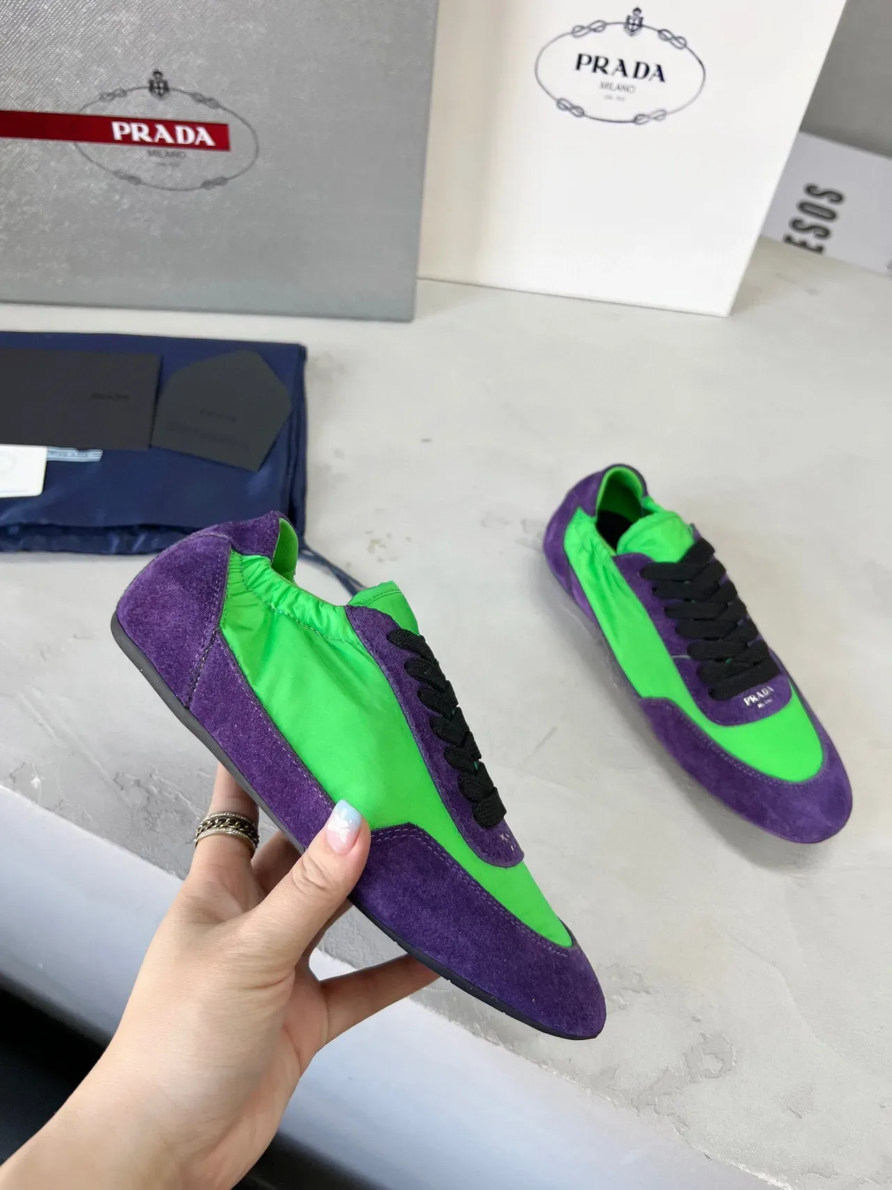 Prada Sneakers Lifestyle low-top en daim et nylon panelées en violet et vert 3