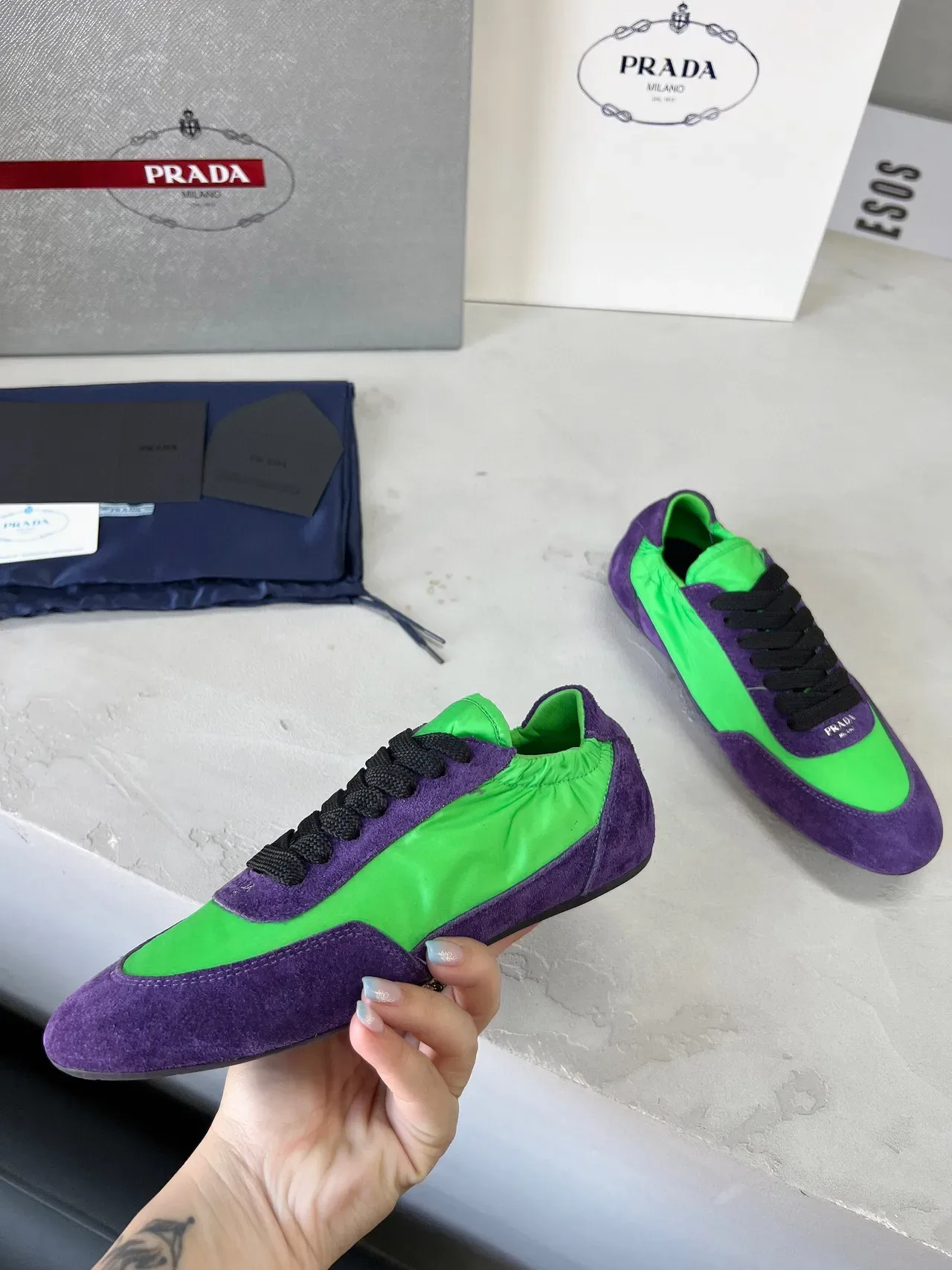 Prada Sneakers Lifestyle low-top en daim et nylon panelées en violet et vert 4