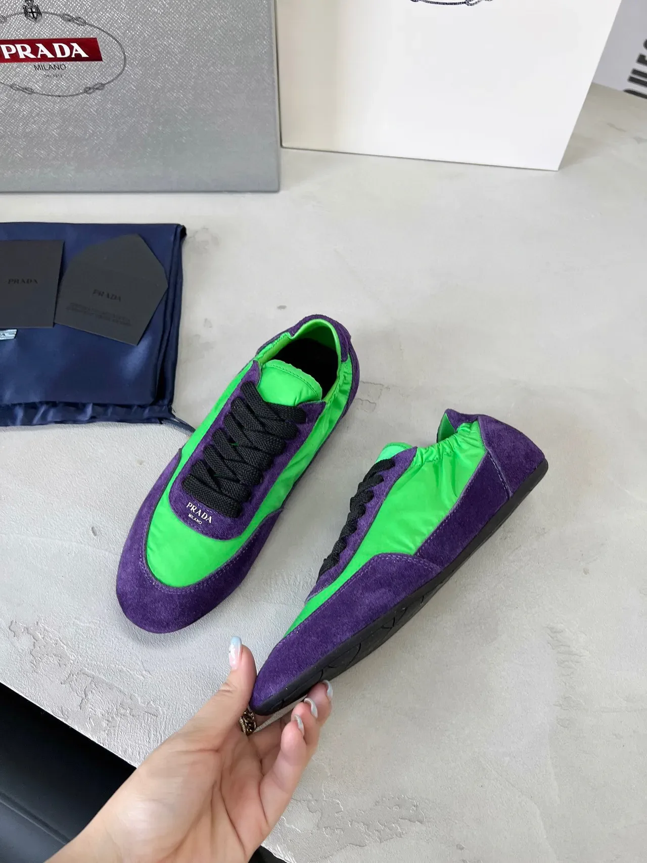 Prada Sneakers Lifestyle low-top en daim et nylon panelées en violet et vert 5