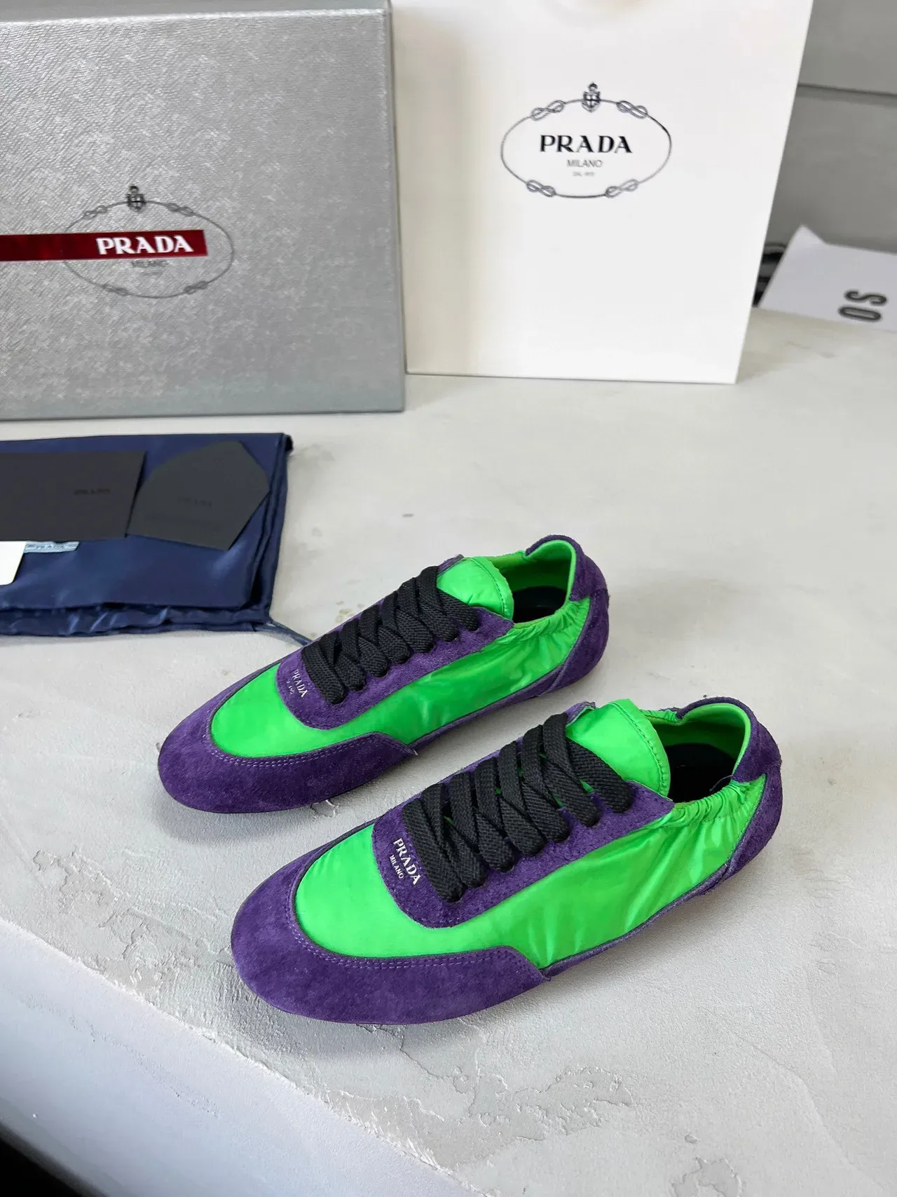 Prada Sneakers Lifestyle low-top en daim et nylon panelées en violet et vert 6