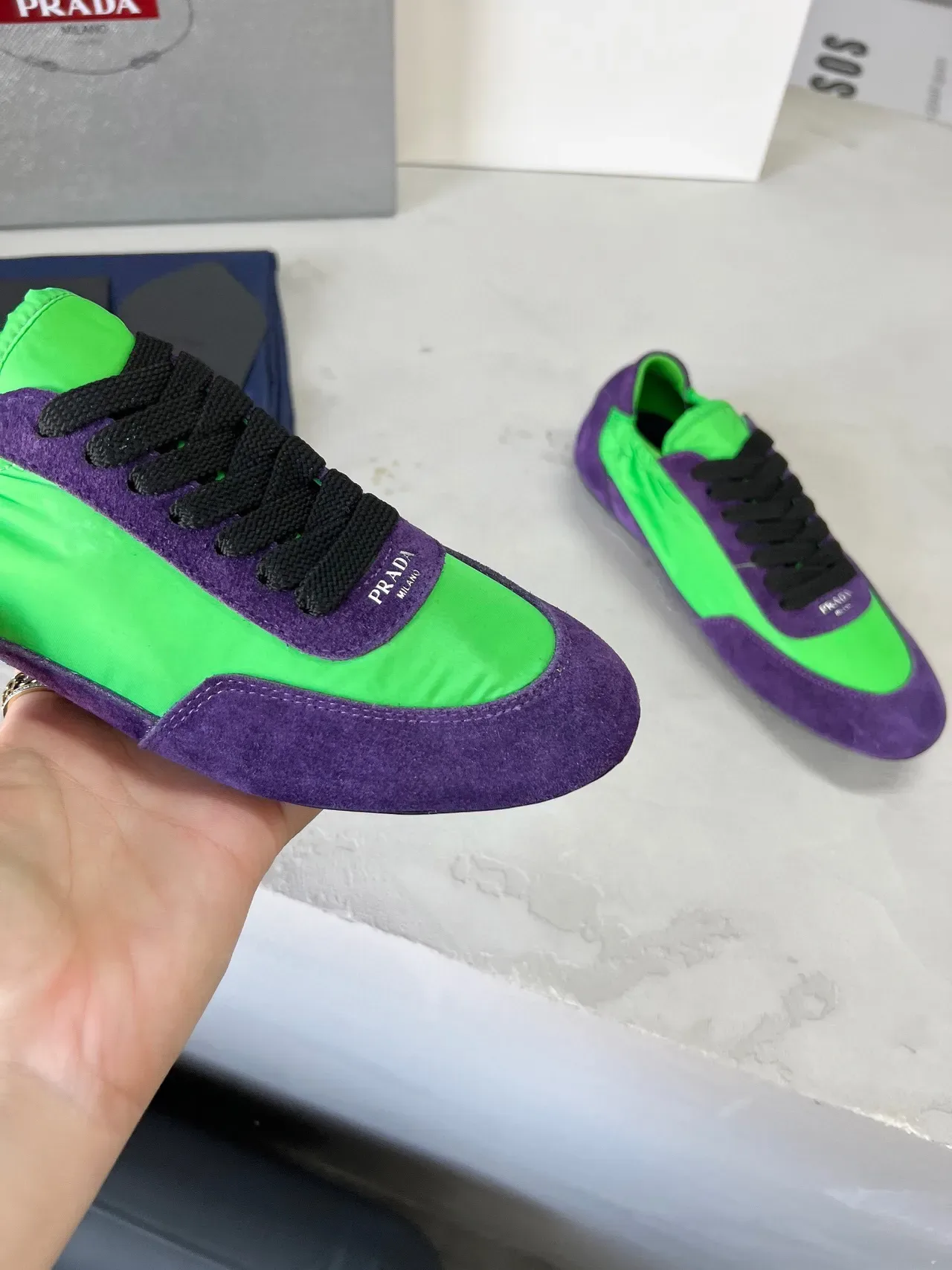 Prada Sneakers Lifestyle low-top en daim et nylon panelées en violet et vert 7