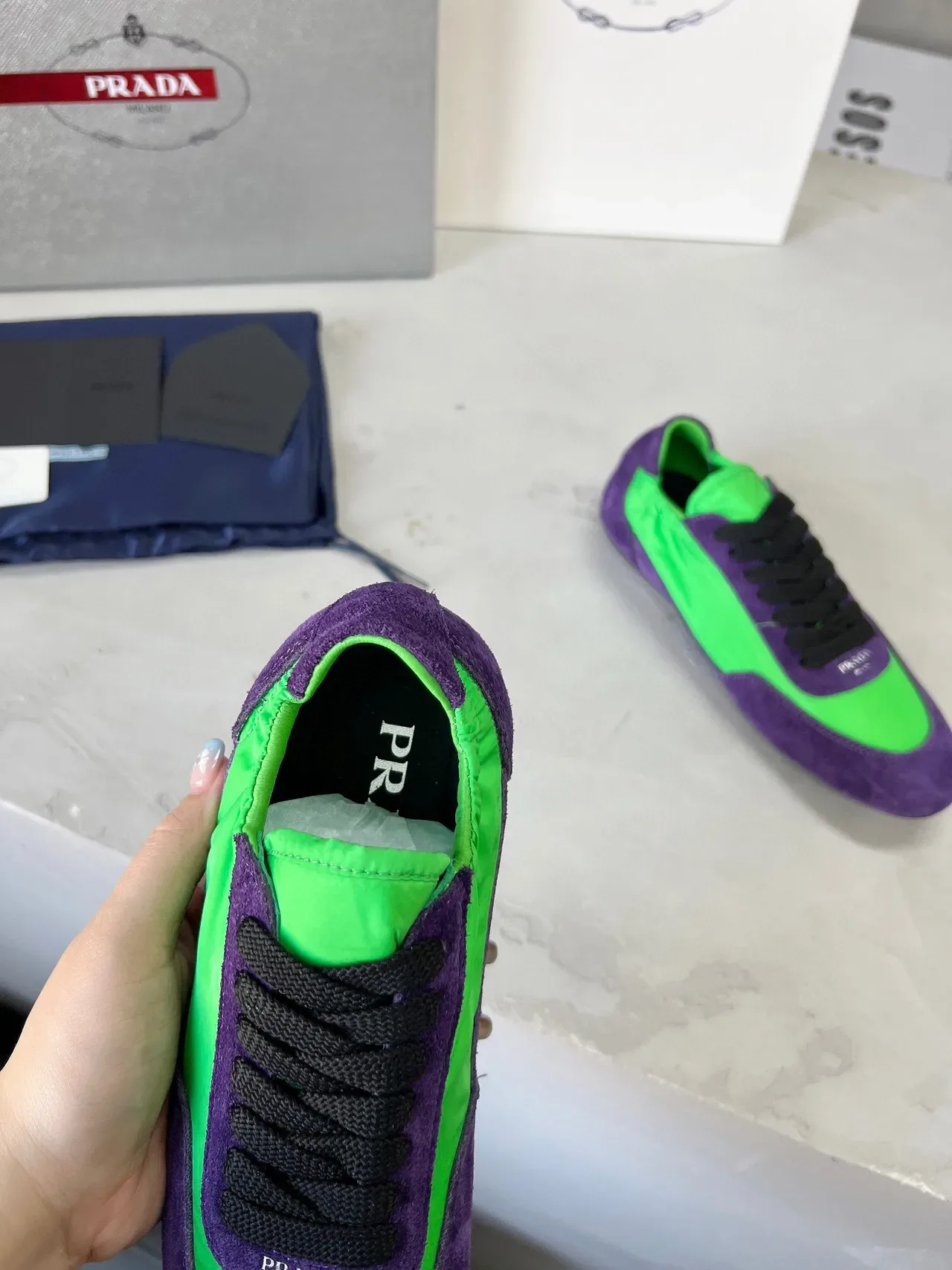 Prada Sneakers Lifestyle low-top en daim et nylon panelées en violet et vert 8