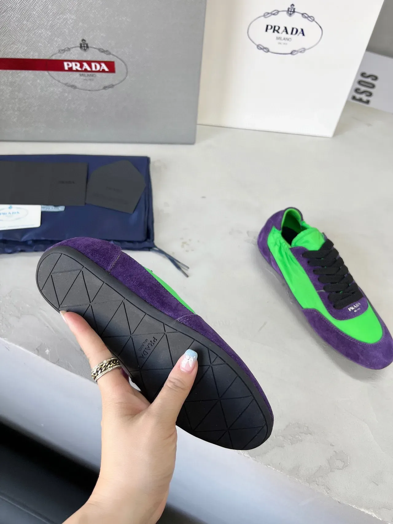 Prada Sneakers Lifestyle low-top en daim et nylon panelées en violet et vert 9