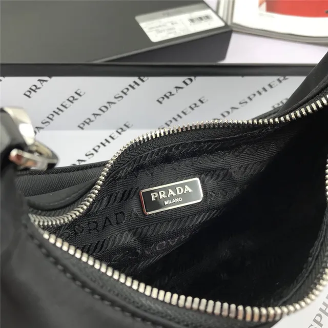 Prada Re-Edition 2005 Sac Nylon Vert sous le bras 2