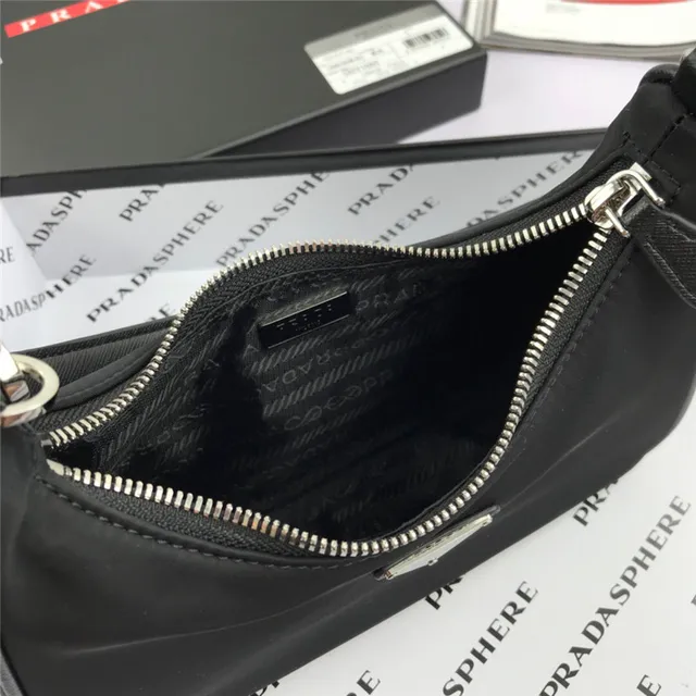 Prada Re-Edition 2005 Sac Nylon Vert sous le bras 3