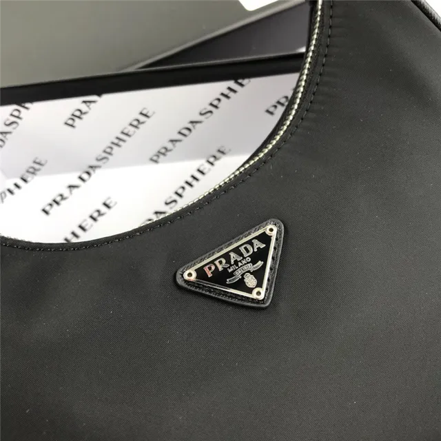 Prada Re-Edition 2005 Sac Nylon Vert sous le bras 6