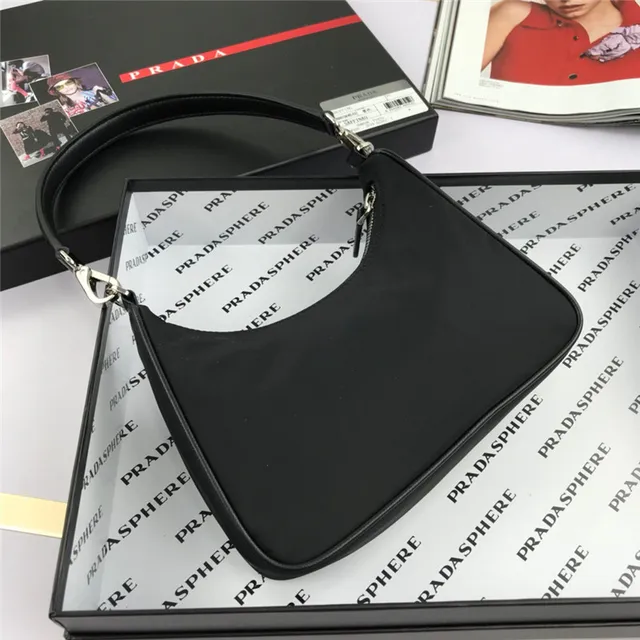 Prada Re-Edition 2005 Sac Nylon Vert sous le bras 7