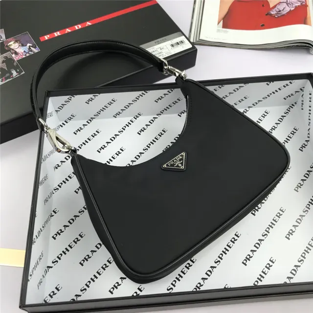 Prada Re-Edition 2005 Sac Nylon Vert sous le bras 9