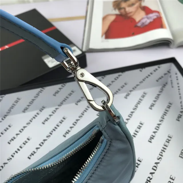 Prada Re-Edition 2005 Sac Nylon Vert sous le bras 10