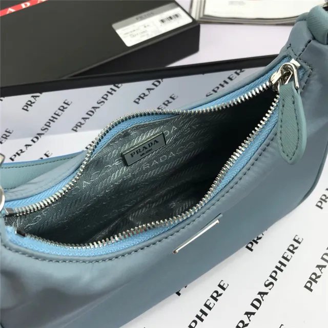 Prada Re-Edition 2005 Sac Nylon Vert sous le bras 11