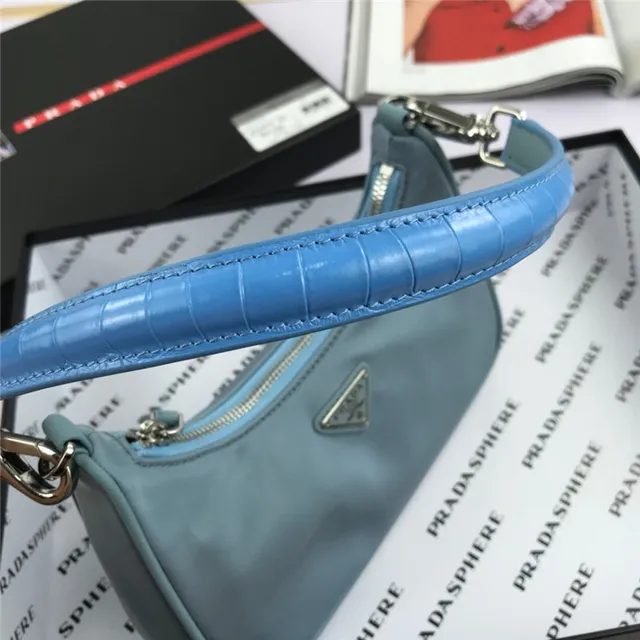 Prada Re-Edition 2005 Sac Nylon Vert sous le bras 12