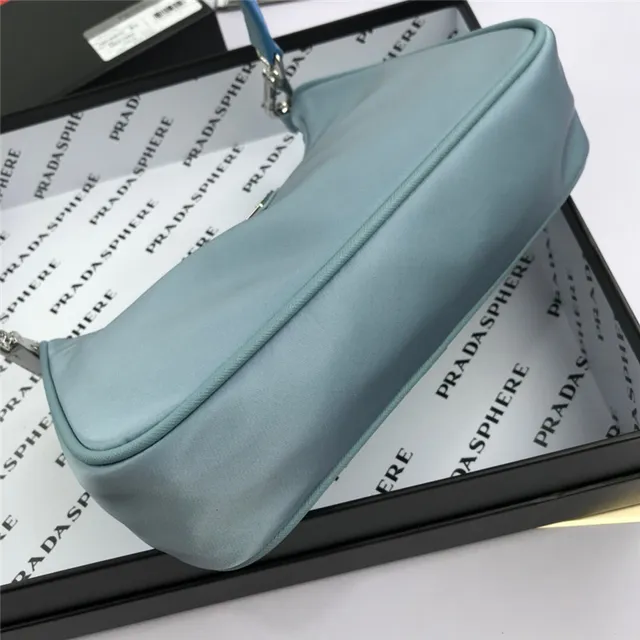 Prada Re-Edition 2005 Sac Nylon Vert sous le bras 13