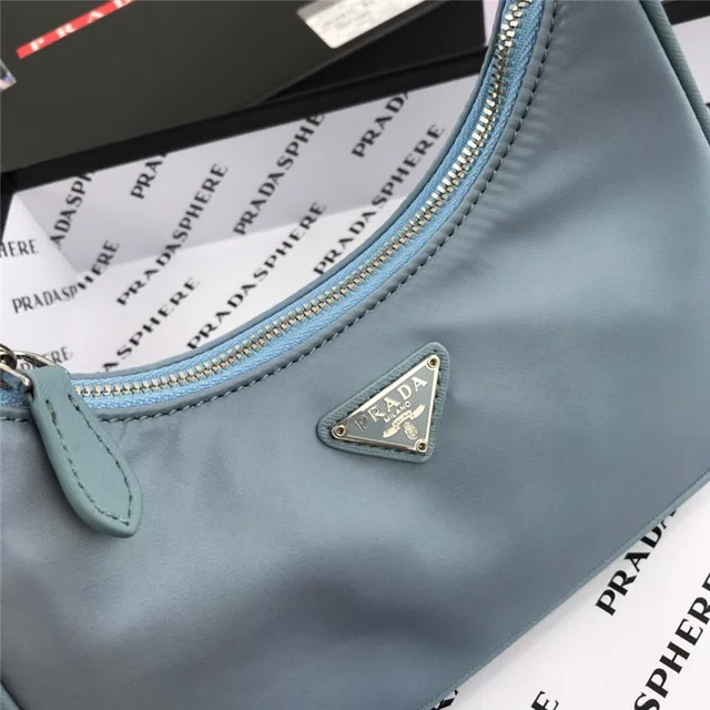 Prada Re-Edition 2005 Sac Nylon Vert sous le bras 14