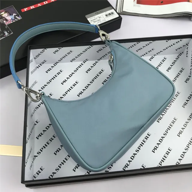 Prada Re-Edition 2005 Sac Nylon Vert sous le bras 15