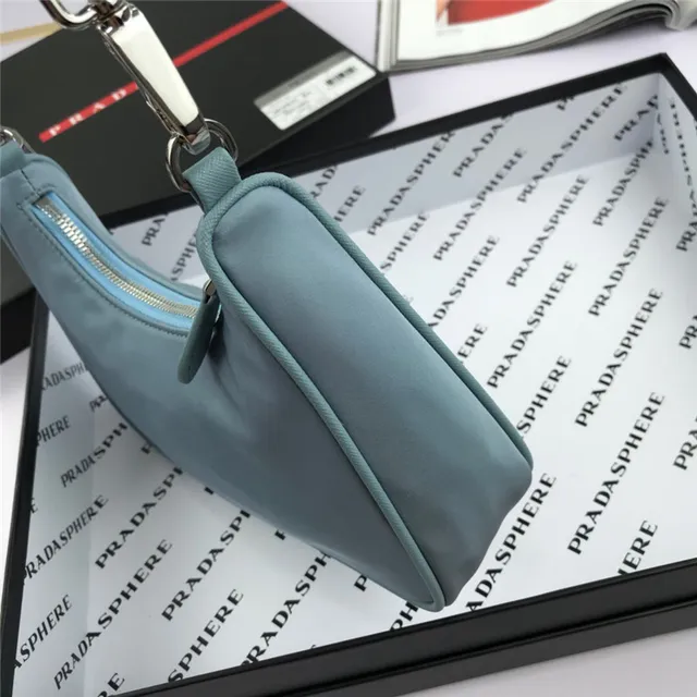 Prada Re-Edition 2005 Sac Nylon Vert sous le bras 16