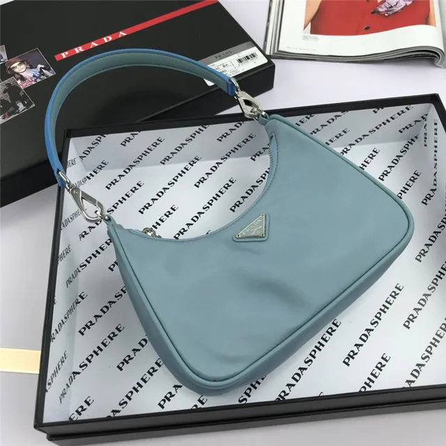 Prada Re-Edition 2005 Sac Nylon Vert sous le bras 17