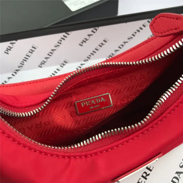 Prada Re-Edition 2005 Sac Nylon Vert sous le bras 18