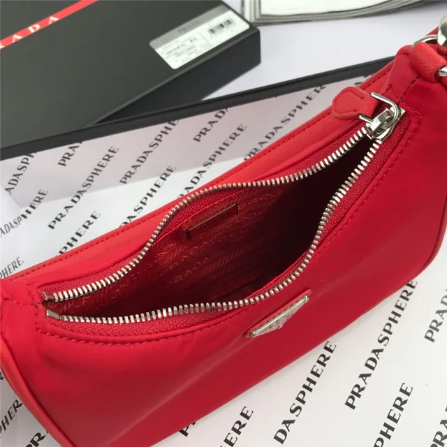 Prada Re-Edition 2005 Sac Nylon Vert sous le bras 19