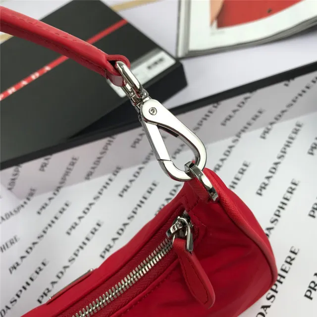 Prada Re-Edition 2005 Sac Nylon Vert sous le bras 20