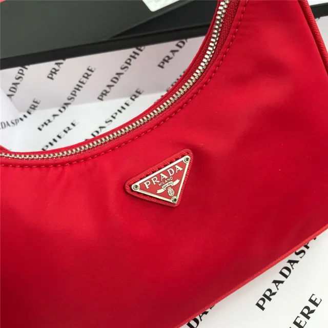Prada Re-Edition 2005 Sac Nylon Vert sous le bras 21