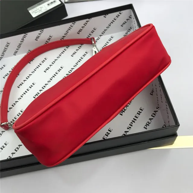 Prada Re-Edition 2005 Sac Nylon Vert sous le bras 22
