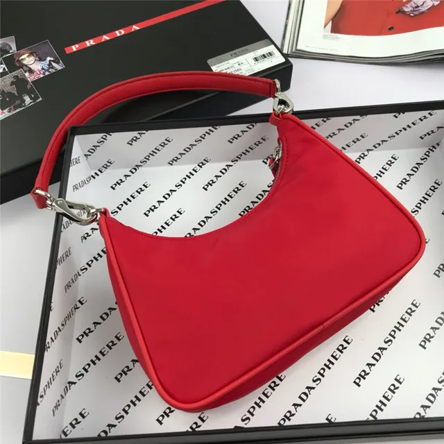 Prada Re-Edition 2005 Sac Nylon Vert sous le bras 23