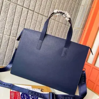 普拉达 Re-Nylon 海军 结构化长方形轮廓 Saffiano 纹理皮革外观 托特包