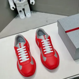 Prada Sneakers Lifestyle en Cuir Rouge et Gris avec Surimpressions de Maille