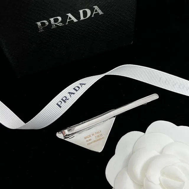 Prada Triangle Logo काला सोना त्रिकोणीय इमेल धातु ब्रोच 2