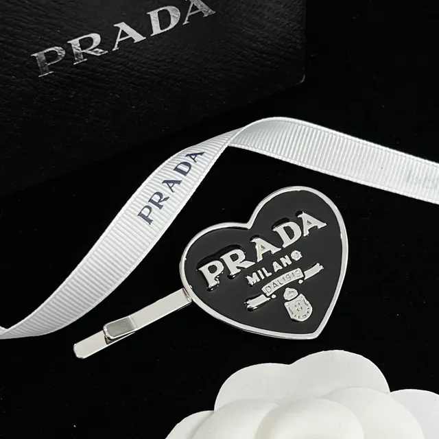 Prada Triangle Logo काला सोना त्रिकोणीय इमेल धातु ब्रोच 3