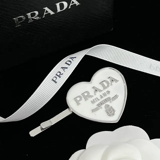 Prada Triangle Logo काला सोना त्रिकोणीय इमेल धातु ब्रोच 4
